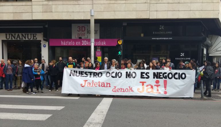 Protesta frente al Supercor del cruce entre las calles Órtiz de Zárate y Fueros. Protesta frente al Supercor del cruce entre las calles Órtiz de Zárate y Fueros.