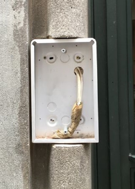 El portero automático, destrozado. El portero automático, destrozado.