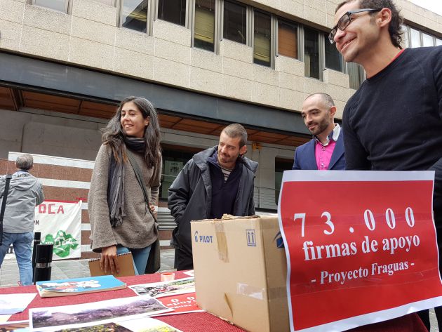 Los repobladores del pueblo abandonado de Fraguas (Guadalajara) entregan 73.000 firmas de apoyo y esperan que la Junta de Comunidades de Castilla la Mancha negocie con ellos: Los repobladores de Fraguas esperan que la Junta regularice su proyecto Los repobladores del pueblo abandonado de Fraguas (Guadalajara) entregan 73.000 firmas de apoyo y esperan que la Junta de Comunidades de Castilla la Mancha negocie con ellos: Los repobladores de Fraguas esperan que la Junta regularice su proyecto