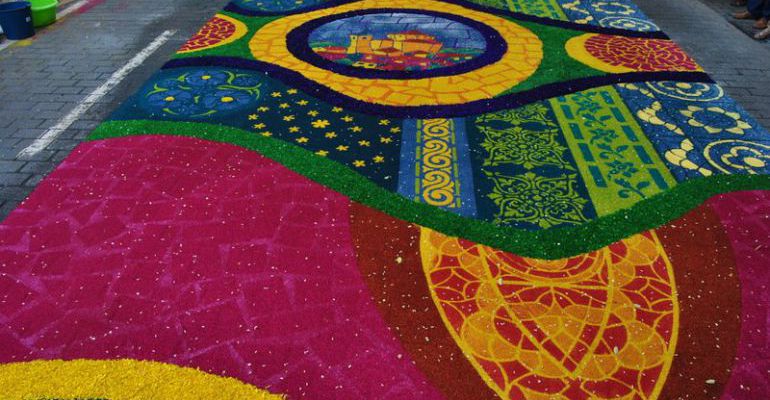 Las alfombras son las protagonistas estos días en la localidad serrana Las alfombras son las protagonistas estos días en la localidad serrana