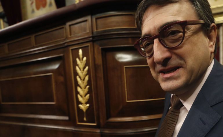 El portavoz del PNV, Aitor Esteban, a su llegada al Congreso donde hoy se celebra la primera jornada de la moción de censura presentada por el PSOE contra el presidente del Gobierno, Mariano Rajoy. El portavoz del PNV, Aitor Esteban, a su llegada al Congreso donde hoy se celebra la primera jornada de la moción de censura presentada por el PSOE contra el presidente del Gobierno, Mariano Rajoy.