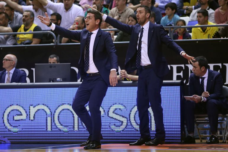 El técnico griego y su ayudante Marcos Justo dando instrucciones El técnico griego y su ayudante Marcos Justo dando instrucciones