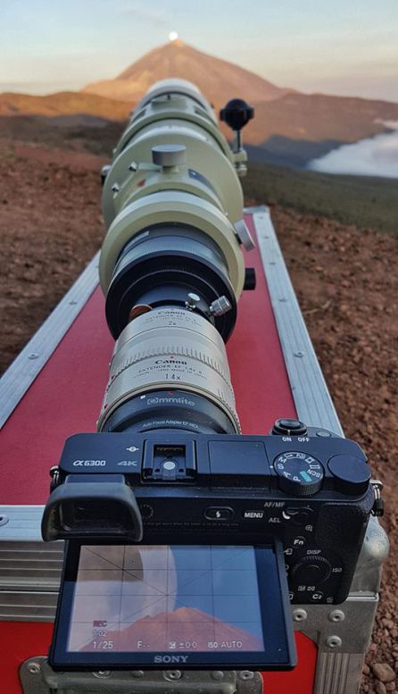 Un fotógrafo tinerfeño refleja cuando la Luna se "comió al Teide, mediante efecto óptico: VÍDEO | Un fotógrafo refleja cuando la Luna se "come" al Teide Un fotógrafo tinerfeño refleja cuando la Luna se "comió al Teide, mediante efecto óptico: VÍDEO | Un fotógrafo refleja cuando la Luna se "come" al Teide