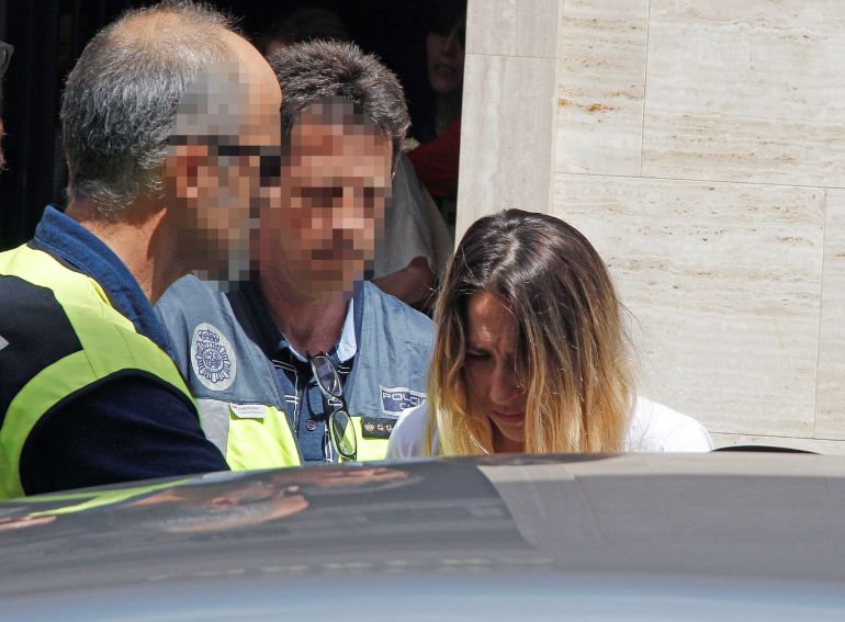 La detenida en uno de los registros realizados junto a los agentes de la Policía en Elda La detenida en uno de los registros realizados junto a los agentes de la Policía en Elda