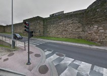 La mujer que se cayó de la muralla de Lugo está grave en la UCI