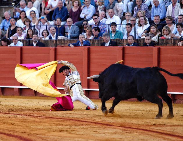 Ángel Jiménez en una de las largas camiadas de rodillas que le enjaretó al cuarto de la tarde Ángel Jiménez en una de las largas camiadas de rodillas que le enjaretó al cuarto de la tarde