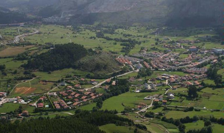 Vista aérea de la Junta Vecinal de Sámano. Vista aérea de la Junta Vecinal de Sámano.