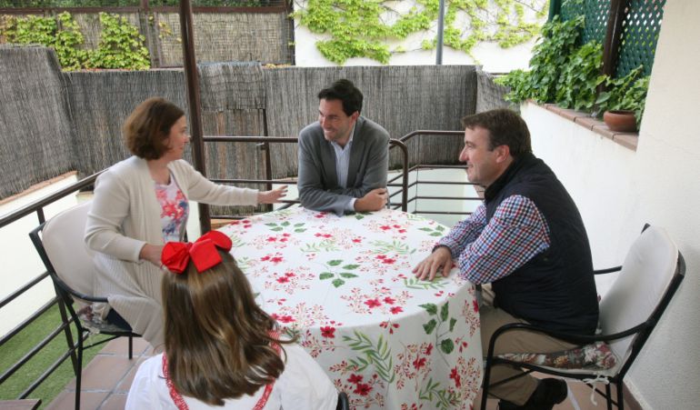 El alcalde Jesús Moreno (derecha) se desplaza a las casas de sus vecinos para entrevistarse con ellos y conocer cómo mejorar la ciudad El alcalde Jesús Moreno (derecha) se desplaza a las casas de sus vecinos para entrevistarse con ellos y conocer cómo mejorar la ciudad