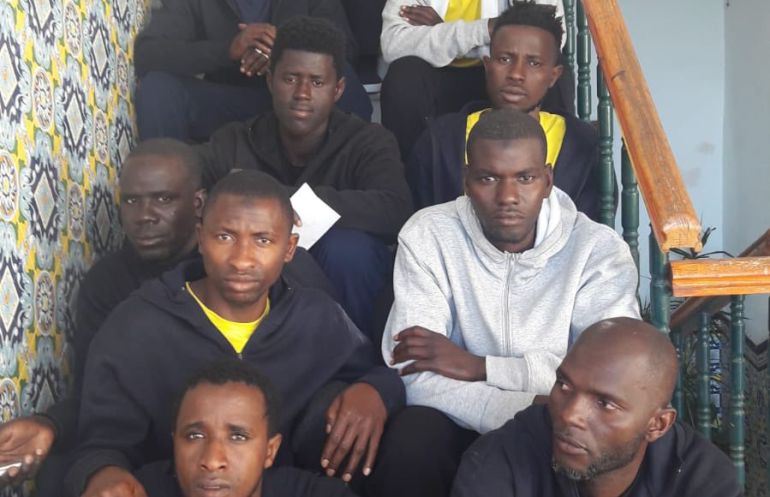 Los 12 inmigrantes llegados ayer al centro Tartessos tras recorrer a pie 11 kilómetros desde la comisaría de San Fernando Los 12 inmigrantes llegados ayer al centro Tartessos tras recorrer a pie 11 kilómetros desde la comisaría de San Fernando