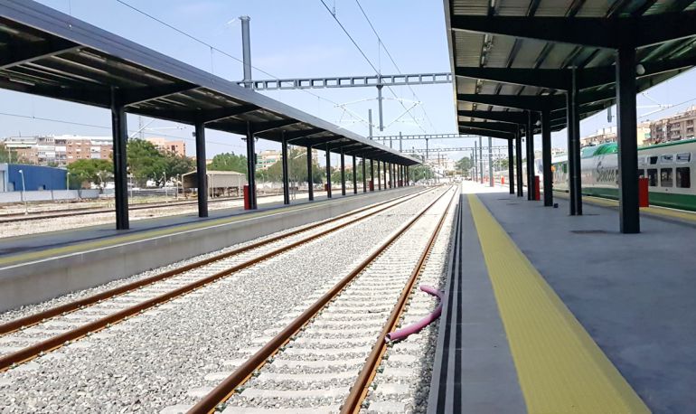 Andenes del AVE y vías para la alta velocidad en la estación de trenes de Granada Andenes del AVE y vías para la alta velocidad en la estación de trenes de Granada
