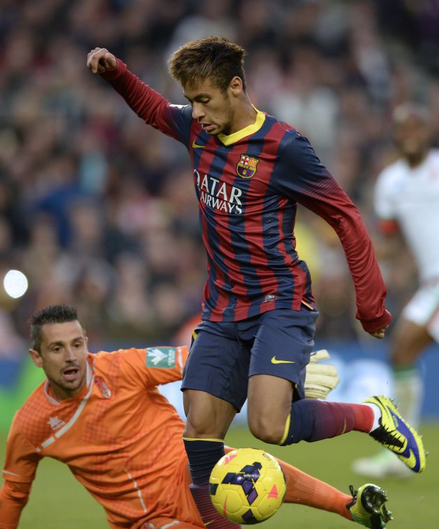 Roberto Fernández ante Neymar Roberto Fernández ante Neymar