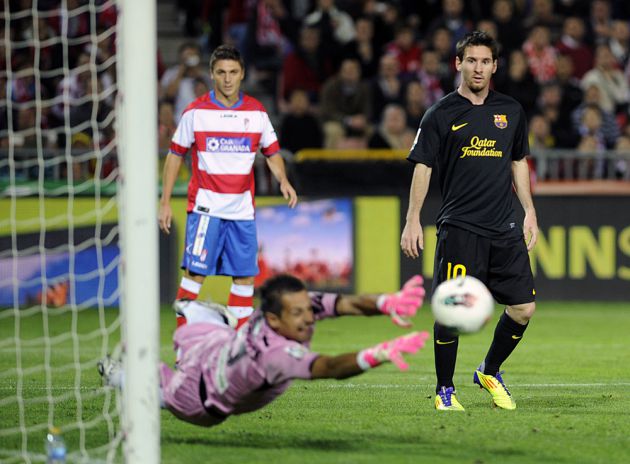 Roberto Fernández realizando una parada ante Leo Messi Roberto Fernández realizando una parada ante Leo Messi