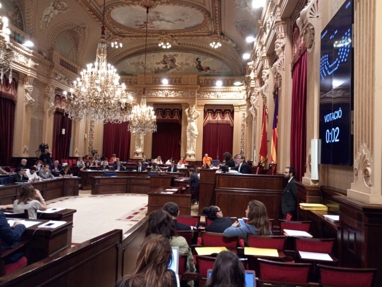 El Parlament debatirá aumentar la renta social hasta los 685 euros El Parlament debatirá aumentar la renta social hasta los 685 euros