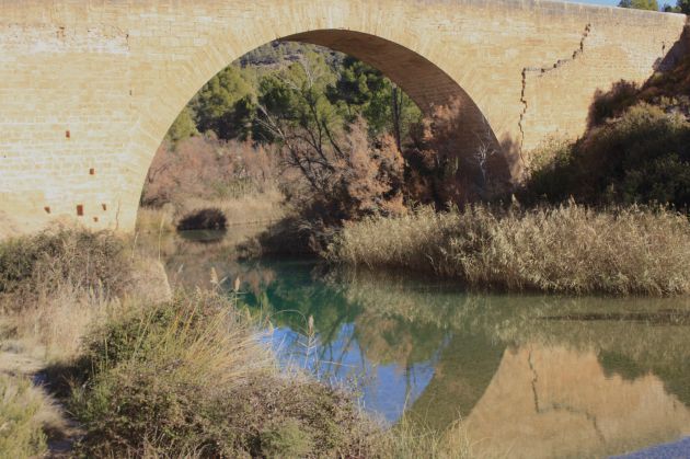 El puente une las provincias de Cuenca y Valencia. El puente une las provincias de Cuenca y Valencia.