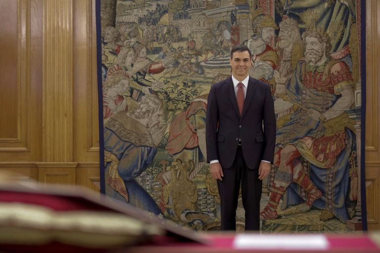 El líder del PSOE, Pedro Sánchez, momentos antes de prometer hoy ante el Rey el cargo de presidente del Gobierno, en un acto en el Palacio de la Zarzuela en el que la novedad ha sido que por primera vez en democracia, lo ha hecho ante la Constitución, pero sin presencia de la Biblia y del crucifijo. El líder del PSOE, Pedro Sánchez, momentos antes de prometer hoy ante el Rey el cargo de presidente del Gobierno, en un acto en el Palacio de la Zarzuela en el que la novedad ha sido que por primera vez en democracia, lo ha hecho ante la Constitución, pero sin presencia de la Biblia y del crucifijo.