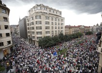 Miles de personas se manifiestan en Pamplona contra imposición del euskera