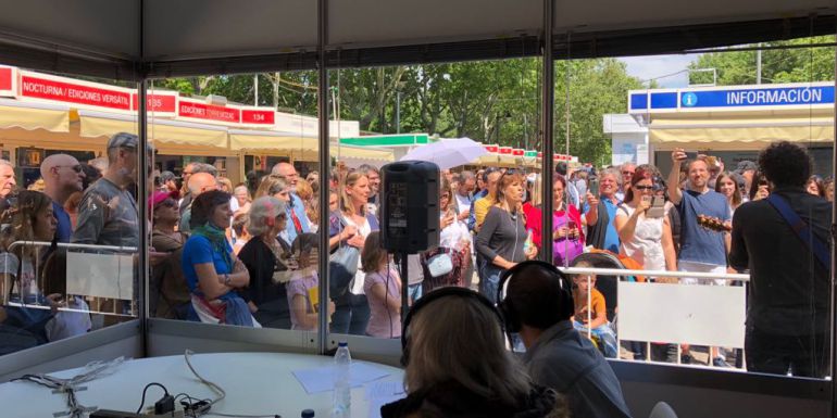 Numerosos asistentes se agolpan para escuchar a Marwan en la Feria del Libro Numerosos asistentes se agolpan para escuchar a Marwan en la Feria del Libro