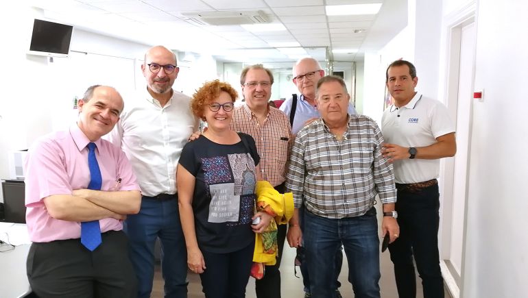 Doctor Gonzalo Rodríguez Laiz, el doctor Carlos Santiago, Marian Miralles, enfermera del Servicio de Coordinación de Trasplantes del Hospital General, el doctor Pedro García Tabar, José Joaquín Nogueroles (trasplantado hace 17 años) y Miguel Rojo, delegado en Alicante de la Asociación de Trasplantados Hepáticos de la Comunitat Valenciana Doctor Gonzalo Rodríguez Laiz, el doctor Carlos Santiago, Marian Miralles, enfermera del Servicio de Coordinación de Trasplantes del Hospital General, el doctor Pedro García Tabar, José Joaquín Nogueroles (trasplantado hace 17 años) y Miguel Rojo, delegado en Alicante de la Asociación de Trasplantados Hepáticos de la Comunitat Valenciana