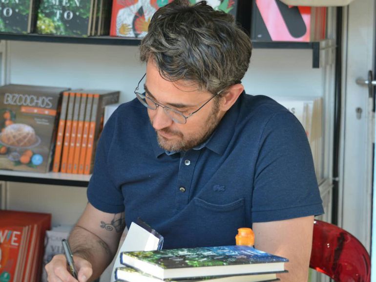 Máxim Huerta firmando ejemplares de Firmamento en la Feria del Libro Máxim Huerta firmando ejemplares de Firmamento en la Feria del Libro