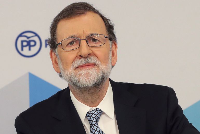 El líder del PP, Mariano Rajoy, durante la reunión del Comité Nacional del partido que se celebra en Madrid. Rajoy ha anunciado hoy que dejará la Presidencia de la formación y cumplirá su mandato hasta el día que el partido elija a su sustituto: "Es lo mejor para el PP, para mí y para España", ha dicho ante el Comité Ejecutivo Nacional. El líder del PP, Mariano Rajoy, durante la reunión del Comité Nacional del partido que se celebra en Madrid. Rajoy ha anunciado hoy que dejará la Presidencia de la formación y cumplirá su mandato hasta el día que el partido elija a su sustituto: "Es lo mejor para el PP, para mí y para España", ha dicho ante el Comité Ejecutivo Nacional.