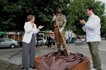 Isabel Ambrosio y Pedro García descubren la escultura homenaje a la plantilla de SADECO Isabel Ambrosio y Pedro García descubren la escultura homenaje a la plantilla de SADECO