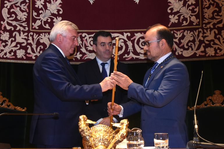 El rector saliente, Juan Viaño entrega el bastón de mando de la USC a Antonio López El rector saliente, Juan Viaño entrega el bastón de mando de la USC a Antonio López