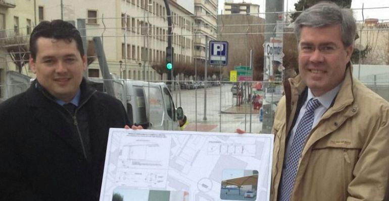 Luis Gregorio García y Fernández de Moya durante la presentación de las marquesinas que se iban a instalar en la Avenida Virgen de la Cabeza. Luis Gregorio García y Fernández de Moya durante la presentación de las marquesinas que se iban a instalar en la Avenida Virgen de la Cabeza.