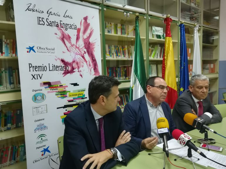 El director del IES Santa Engracia, Alfredo Marquéz, junto con representantes de la Caixa en la provincia de Jaén presentan el XIV Premio Literario "Federico García Lorca" El director del IES Santa Engracia, Alfredo Marquéz, junto con representantes de la Caixa en la provincia de Jaén presentan el XIV Premio Literario "Federico García Lorca"
