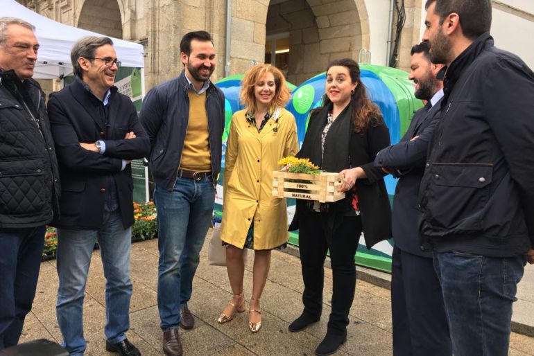 Un instante del reparto en el marco de la campaña de intercambio de plantas por vidrio en el Día del Medio Ambiente en Lugo Un instante del reparto en el marco de la campaña de intercambio de plantas por vidrio en el Día del Medio Ambiente en Lugo