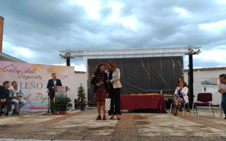 La atleta Lola Sánchez recibe de manos de la Delegada de cultura, turismo y deporte, Pilar Salazar el galardon tras su última gesta como campeona de Europa por equipos La atleta Lola Sánchez recibe de manos de la Delegada de cultura, turismo y deporte, Pilar Salazar el galardon tras su última gesta como campeona de Europa por equipos