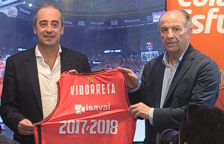 Txus Vidorreta, en su presentación, junto a Paco Raga. Txus Vidorreta, en su presentación, junto a Paco Raga.