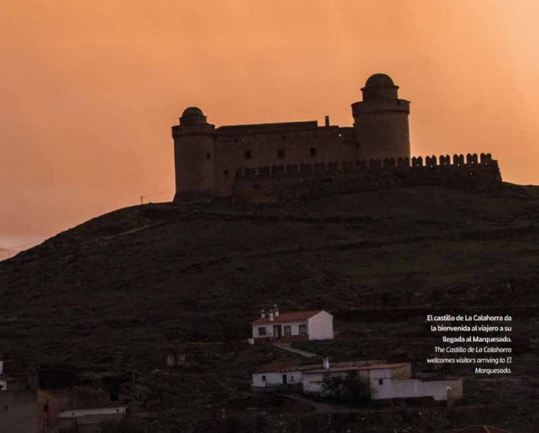 Foto del Castillo de La Calahorra. Ocupa la parte central de la publicación. Foto del Castillo de La Calahorra. Ocupa la parte central de la publicación.