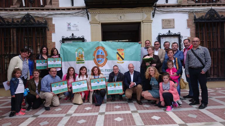 Foto de familia, representantes de los colegios y del ayuntamiento posan ante una de las pancartas Foto de familia, representantes de los colegios y del ayuntamiento posan ante una de las pancartas