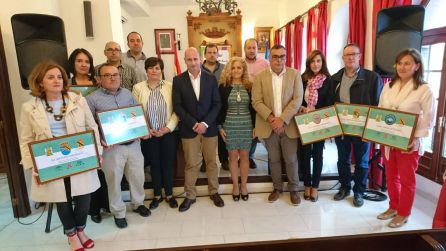 Miembros de la coporación posan con representantes de los colegios reconocidos Miembros de la coporación posan con representantes de los colegios reconocidos