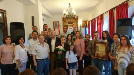 Rosa Morales, en el centro con un ramo de flores, posa con miempros de la corporación y familiares Rosa Morales, en el centro con un ramo de flores, posa con miempros de la corporación y familiares