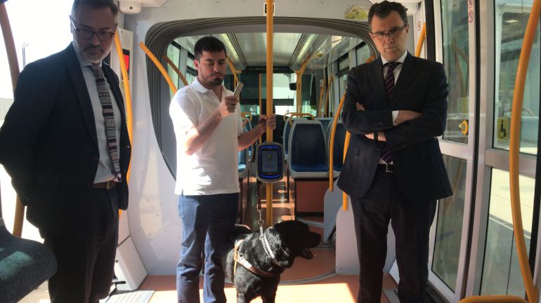 Tranvía de Murcia estrena un sistema para orientar a los invidentes