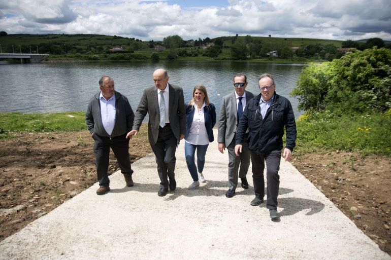 El consejero de Obras Públicas, José María Mazón, acompañado, entre otros, por el alcalde de Campoo de Enmedio, Eduardo Ortiz, y por el director general de Vivienda, Francisco Javier Gómez Blanco. El consejero de Obras Públicas, José María Mazón, acompañado, entre otros, por el alcalde de Campoo de Enmedio, Eduardo Ortiz, y por el director general de Vivienda, Francisco Javier Gómez Blanco.