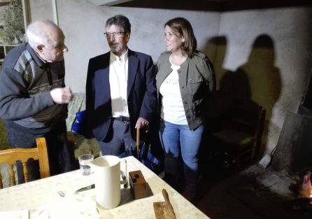 Felipe Ferreiro conversa con la Consejera Agustina García Élez en el interior de la Venta de la Inés Felipe Ferreiro conversa con la Consejera Agustina García Élez en el interior de la Venta de la Inés