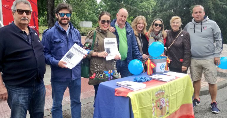 Algunos miembros del nuevo comité en un acto con la presidenta del partido Algunos miembros del nuevo comité en un acto con la presidenta del partido
