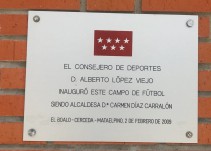 Cerceda retira la placa de Alberto López Viejo en el campo de fútbol