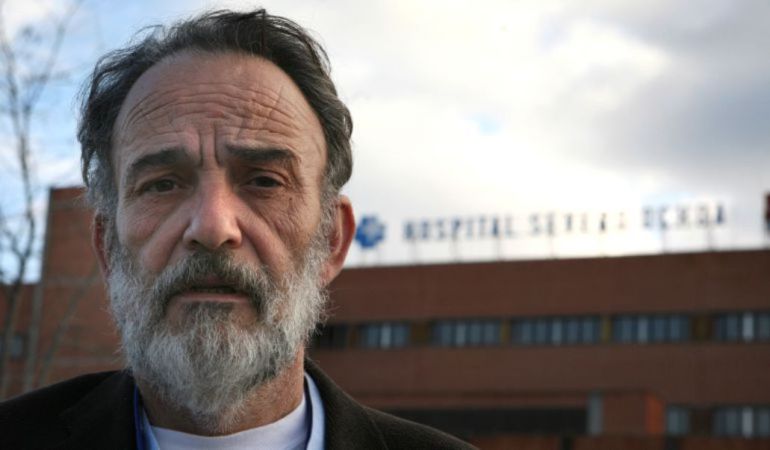 El doctor Luis Montes, frente al Hospital de Leganés El doctor Luis Montes, frente al Hospital de Leganés