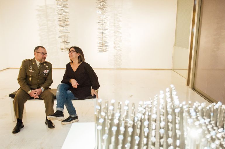Demetrio Muñoz, jefe del Mando de Operaciones Especiales (MOE) del Ejército de Tierra conversa con Àngels Barceló en el Museo de Arte Contemporáneo de Alicante (MACA) Demetrio Muñoz, jefe del Mando de Operaciones Especiales (MOE) del Ejército de Tierra conversa con Àngels Barceló en el Museo de Arte Contemporáneo de Alicante (MACA)