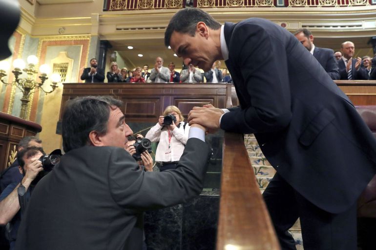 El secretario general del PSOE Pedro Sánchez, saluda al portavoz del PNV Aitor Esteban, en el hemiciclo del Congreso tras el debate de la moción de censura presentada por su partido. El secretario general del PSOE Pedro Sánchez, saluda al portavoz del PNV Aitor Esteban, en el hemiciclo del Congreso tras el debate de la moción de censura presentada por su partido.