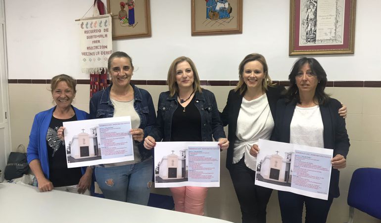 Miembros de la Asociación de Vecinos de La Dehesa en la presentación de la verbena junto a la delegada de Participación Ciudadana ( Mª Paz Aguilar) y de Fiestas (Mª José Sánchez). Miembros de la Asociación de Vecinos de La Dehesa en la presentación de la verbena junto a la delegada de Participación Ciudadana ( Mª Paz Aguilar) y de Fiestas (Mª José Sánchez).