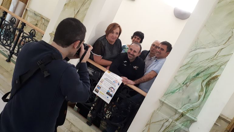 Autoridades municipales y organizadores de las colonias posan para la prensa gráfica Autoridades municipales y organizadores de las colonias posan para la prensa gráfica