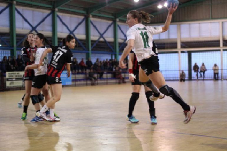 Ivet Musons lanza a portería en un partido con el Elche Mustang Ivet Musons lanza a portería en un partido con el Elche Mustang
