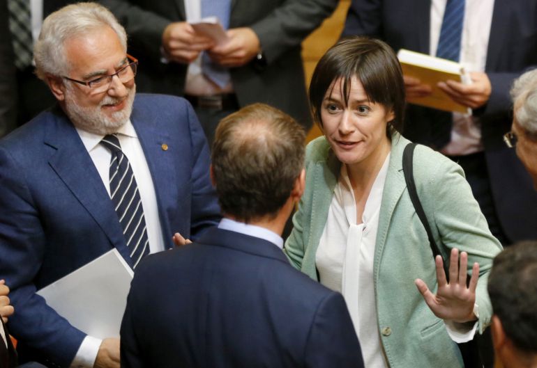 Ana Pontón charla con Alberto Núñez Feijoo en el Parlamento. Ana Pontón charla con Alberto Núñez Feijoo en el Parlamento.