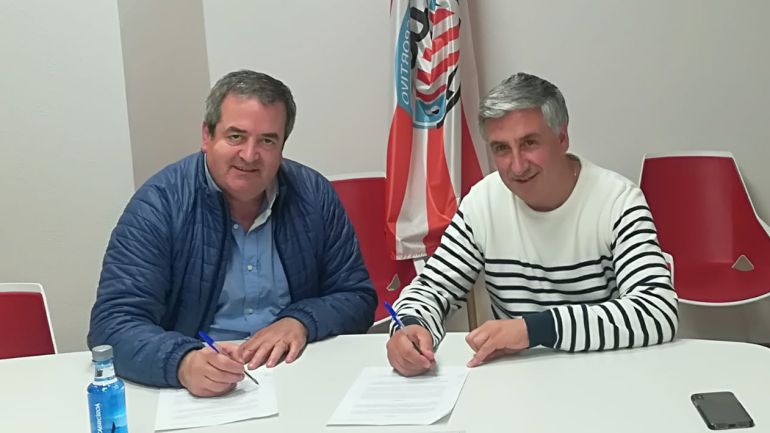 Los presidentes del CD Lugo, Tino Saqués, y del Peluquería Mixta Friol, Geluco Villar, sellando el acuerdo de filialidad Los presidentes del CD Lugo, Tino Saqués, y del Peluquería Mixta Friol, Geluco Villar, sellando el acuerdo de filialidad