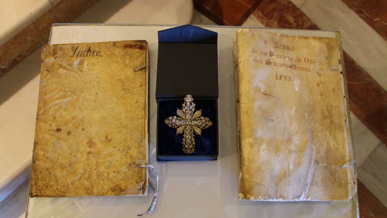Recuperan una cruz pectoral y dos libros del tesoro robado de la Catedral Recuperan una cruz pectoral y dos libros del tesoro robado de la Catedral