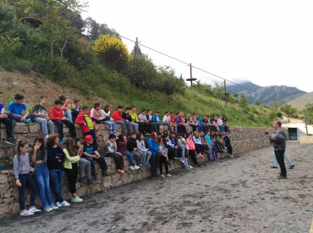 Los alumnos de sexto de primaria de los colegios Virgen de la Cabeza y San Isicio de Cazorla en uina exhibicion de cetreria Los alumnos de sexto de primaria de los colegios Virgen de la Cabeza y San Isicio de Cazorla en uina exhibicion de cetreria